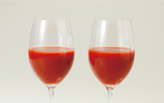 グラスに注がれたとても美味しそうなトマトジュース