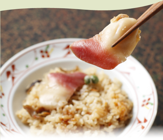 美味しそうなホッキ貝ご飯、箸であげたホッキのアップ
