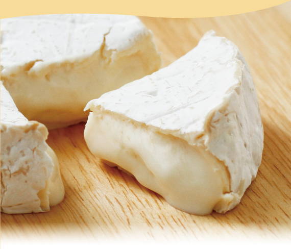 カットした断面からトロトロのチーズが溶け出しとても美味しそうなカマンベールチーズ