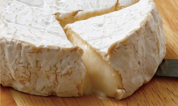 カットした断面がトロトロでとても美味しそうなチーズ工房角谷のカマンベールチーズ
