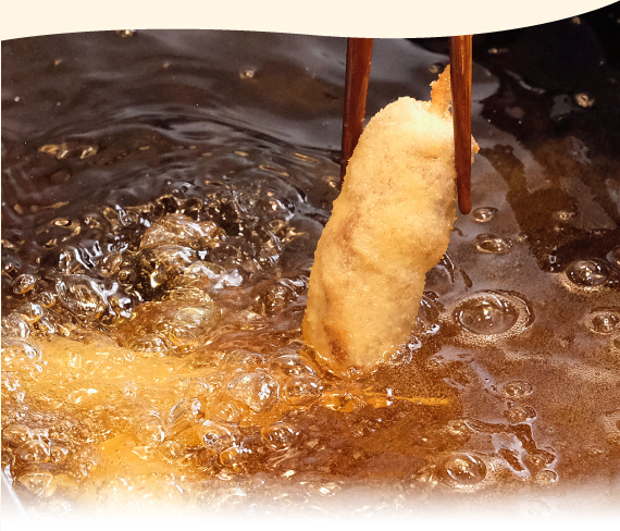 北海道産牛の牛カツ串を油で揚げている様子