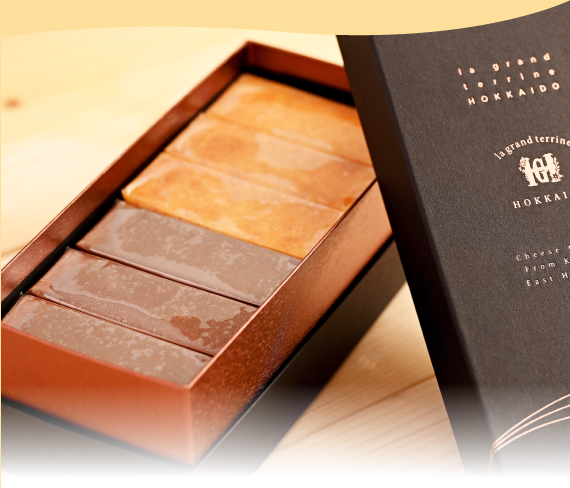 化粧箱と箱に入った状態の北海道チーズ＆ショコラチーズのテリーヌ