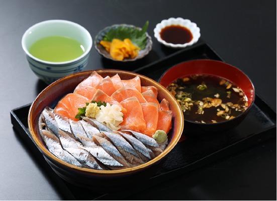 さんまとサーモン2種の海鮮丼の具