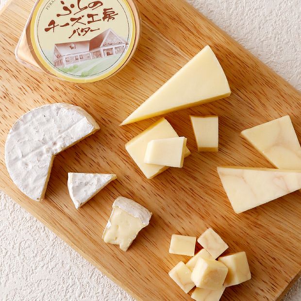 美味しそうな3種類のチーズとふらのバター