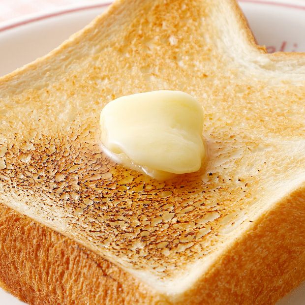 焦げ目が美味しそうなトーストに乗せたバター