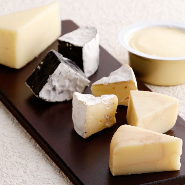 美味しそうな4種類のチーズとふらのバター
