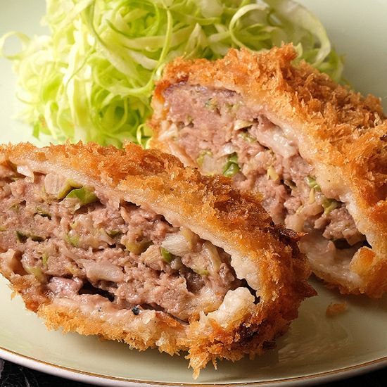 とても美味しそうな半分に切ったメンチカツ
