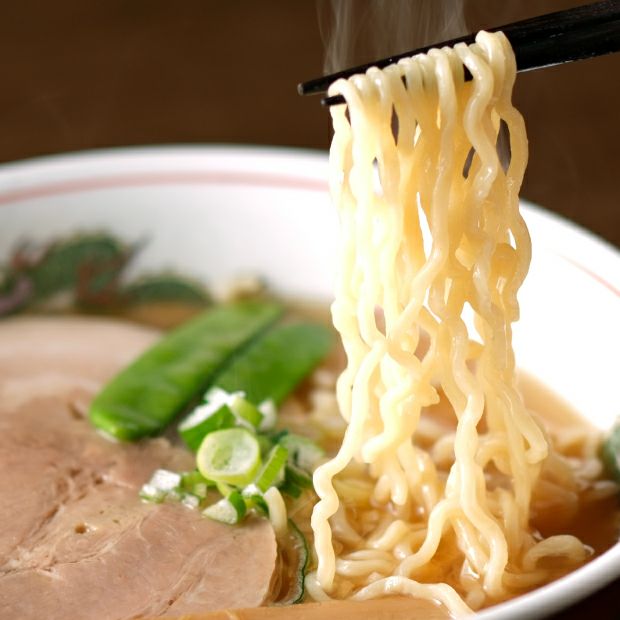 箸ですくった縮れ麺がとても美味しそう