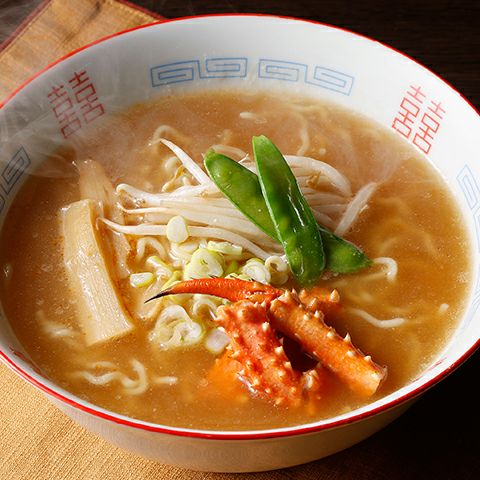 縮れ麺やカニがとても美味しそうなカニみそラーメン