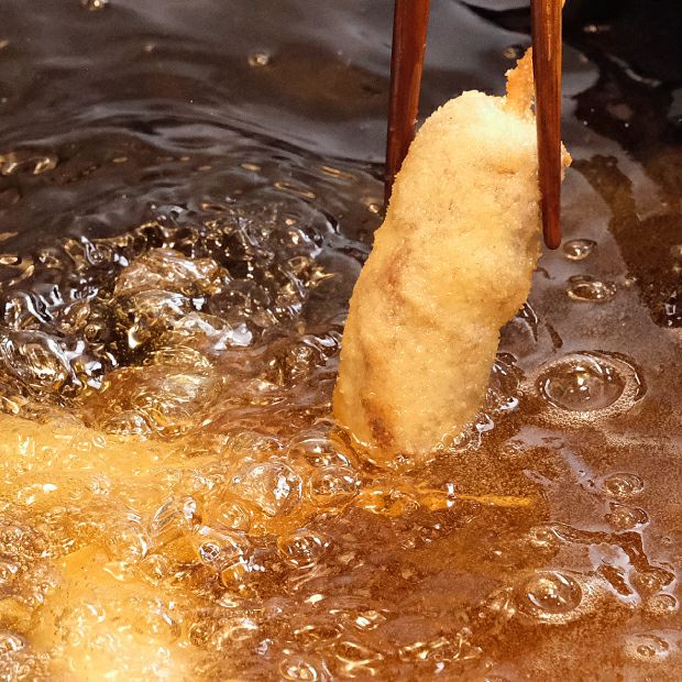 北海道産牛の牛カツ串を油で揚げている様子