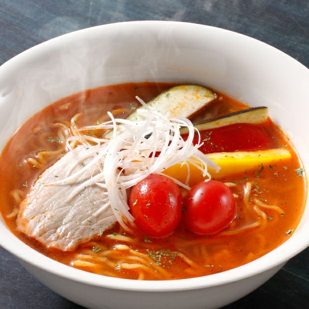 熱々で美味しそうなラーメンの箸あげ